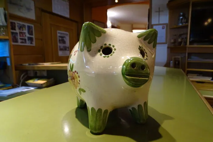 Das Schweinchen, das Anna Dobner von ihrem Auftritt bei Robert Lembkes "Was bin ich" auftrat. Bisher war es nie geöffnet worden.