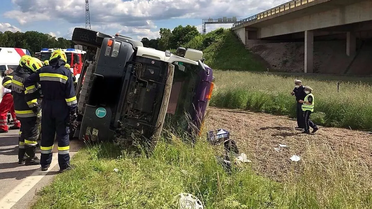 Der insgesamt 40 Tonnen schwere Lkw war voll beladen mit Rollschotter