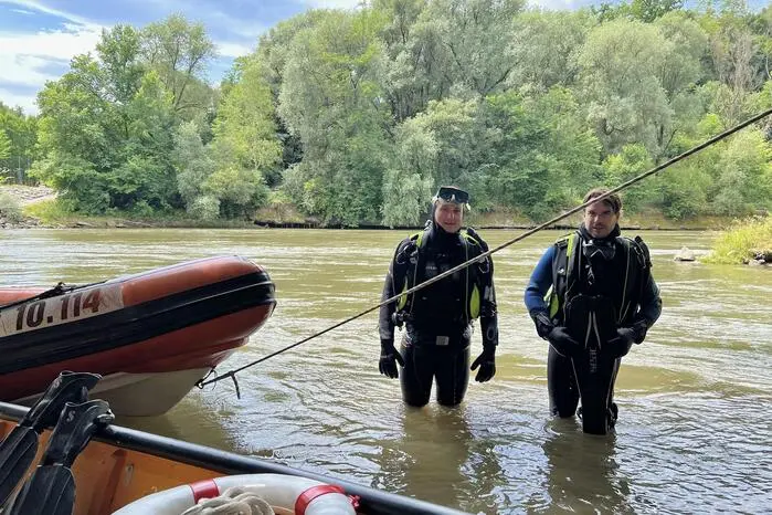 Die Feuerwehr Mureck war mit zwei Einsatztauchern und die Feuerwehr Lichendorf war mit einem Schlauchboot und einer Zille im Wasserdiensteinsatz, um für Sicherheit zu sorgen