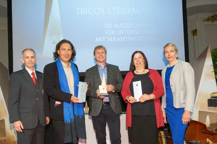 V.l.n.r.: Laudator Andreas Jaklitsch vom Roten Kreuz, Nominierter Christian Hlade von Weltweitwandern, Sieger Nobert Hackl vom Labonca Biohof, Nominierte Claudia Kapeller von RehaDruck, Laudatorin Sabine Wendlinger-Slanina von der Wirtschaftskammer Steiermark.
