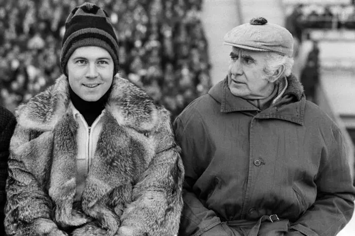 Beckenbauer spielte von 1964 bis 1977 beim FC Bayern und machte den Verein in den 70er Jahren zu dem Fußball-Schwergewicht, das er heute ist. Von 1977 bis 1983 ließ er seine Karriere bei New York Cosmos und dem Hamburger SV ausklingen.