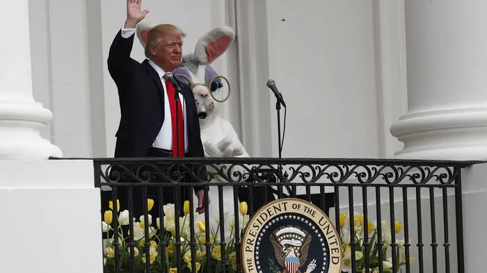Trump und seine Ehefrau sowie ihr Sohn Barron (11) begrüßten die Gäste zunächst von einem Balkon des Weißen Hauses aus.