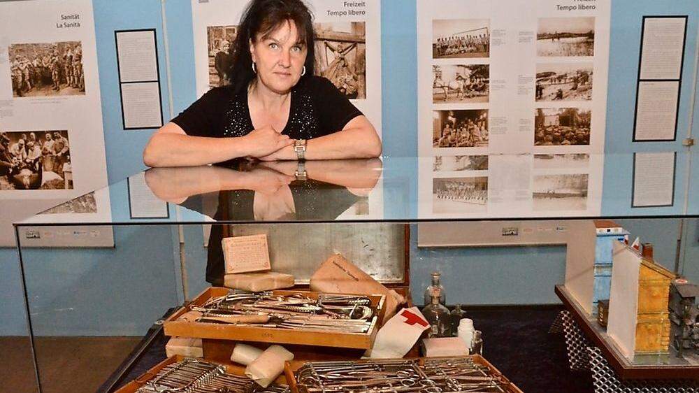 Museumsleiterin Karin Schmid mit Exponaten der Sonderausstellung &quot;Galizien 1914-1917&quot;