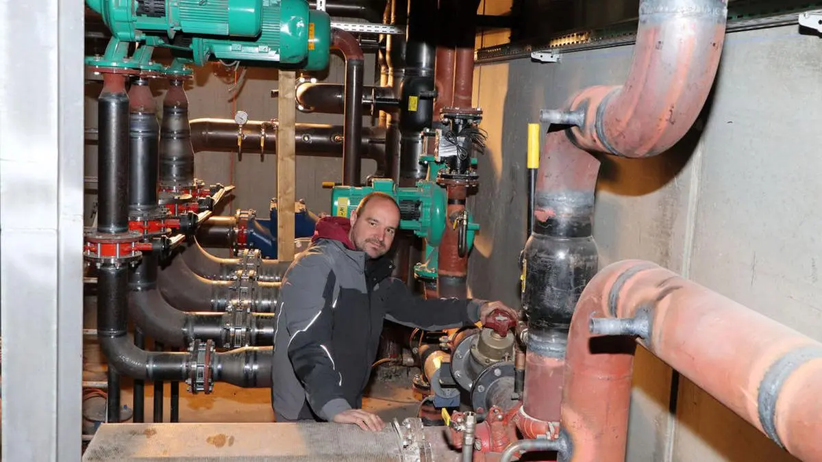 Der technische Leiter, Stefan Grumet, im Inneren des Heizwerkes