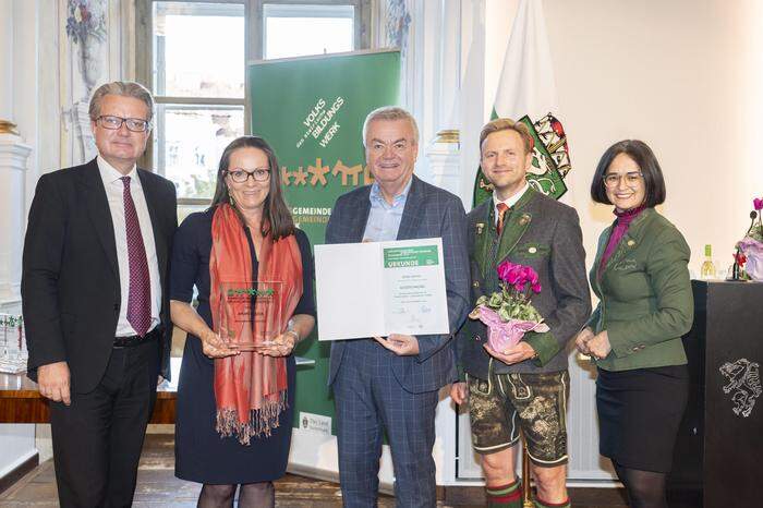 Im Rahmen des Wettbewerbs „Zukunftsgemeinden Steiermark 2023“ bekam Ulrike Gärtner (2.v.l.), Leiterin der Mädchen- und Frauenservicestelle Innova in Feldbach, eine Auszeichnung für besondere Dienste