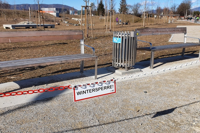 Selbes Bild beim Kraftwerkspark: Parkbänke neben dem Geh- und Radweg waren abgesperrt.
