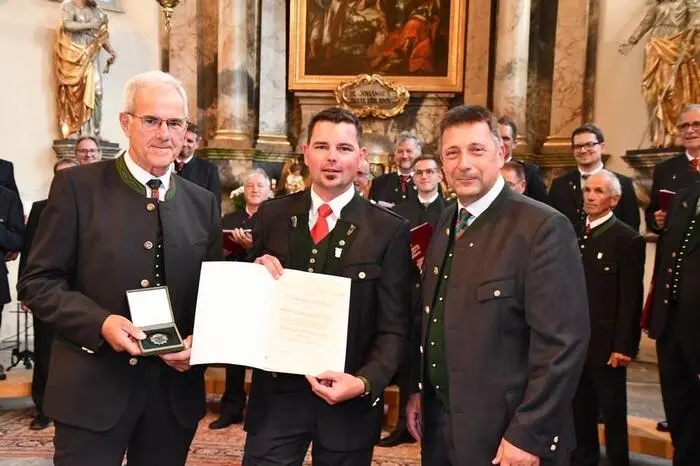 Darunter der Bezirksobmann-Stellvertreter des Chorbezirks, Werner Ofner, der dem jubilierenden Chor eine Ehrenurkunde des Chorverbands Steiermark überreichte.