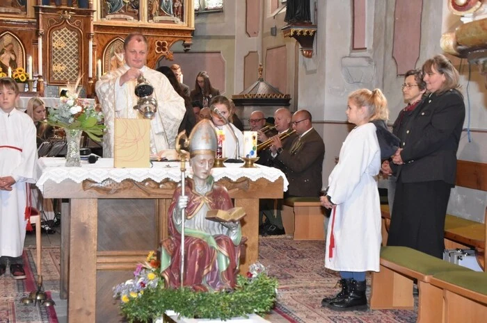 Begonnen hat der "Maxlaun-Sonntag" mit einem Festgottesdienst, der von Pfarrer Ciprian Sascau zelebriert wurde. Für festliche Klänge in der Kirche sorgte die Musikkapelle St. Margarethen bei Knittelfeld.