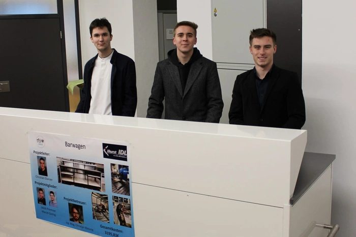 Jakob Prentner, Christian Glanzer und Marcel Gomig sind Lehrlinge der Firma Horst Idl Metallbau und überlegten sich, wie man einen mobilen Barwagen planen und fertigen könnte.