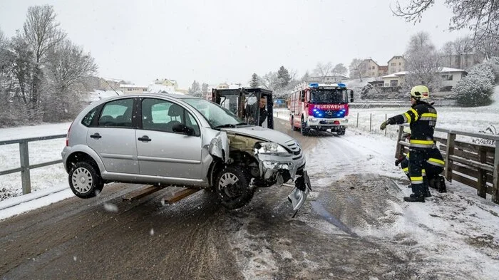 In Thannhausen kam es zu einem Unfall auf der Birkfelder Straße bei der Brücke am Dienerhausweg. Der Pkw wurde mit einem Hubstapler von der Unfallstelle gebracht.