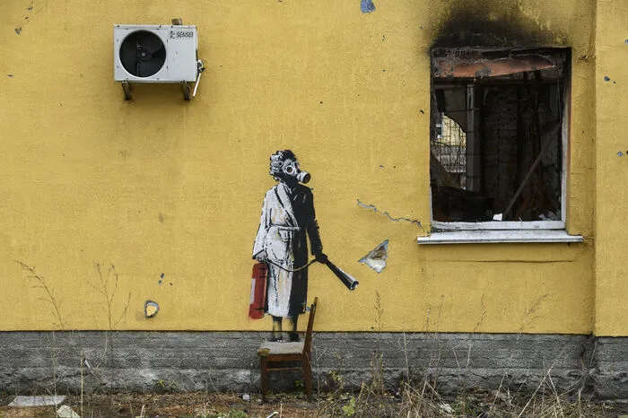 Bisher hat sich Banksy nur zu dem einen besagten Bild in der Ukraine bekannt. Britische Medien spekulieren aber, dass er noch weitere Werke in dem Land hinterlassen haben könnte.