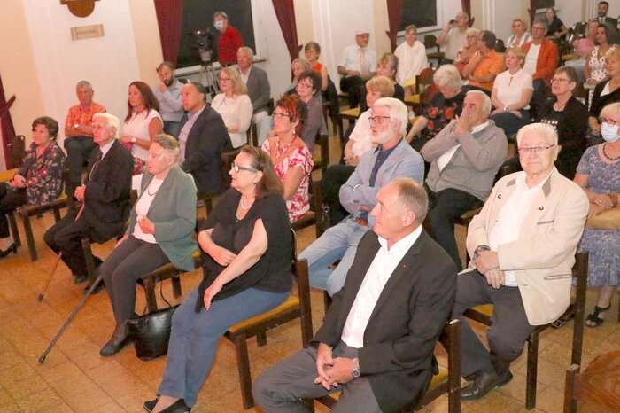 Er konnte im örtlichen Stadtsaal neben Bürgermeister Josef Kronlechner unter anderen die Schauspieler Christina Natascha Kogler, Arnold Viktor Putz, Claudia Wirnsberger, Arnold Dörfler, Günther Herbst, Manfred Taferner, Roswitha Graf, Theodor Staduan sowie den Ehrenpräsidenten der "Freunde der Friesacher Burghofspiele", Heinrich Sandler, willkommen heißen. 