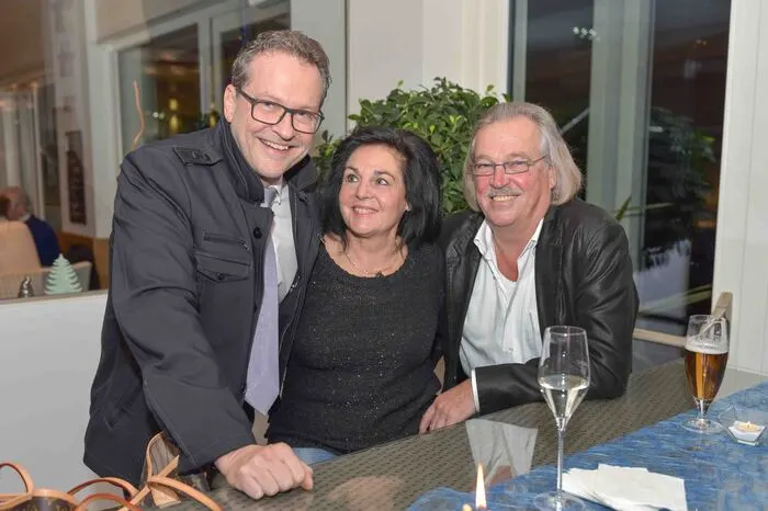 Der ehemalige Bürgermeister Josef Pleikner (links), in dessen Ära der Bau des Badehauses in Millstatt gefallen war, mit Gästen der Wellness-Einrichtung.