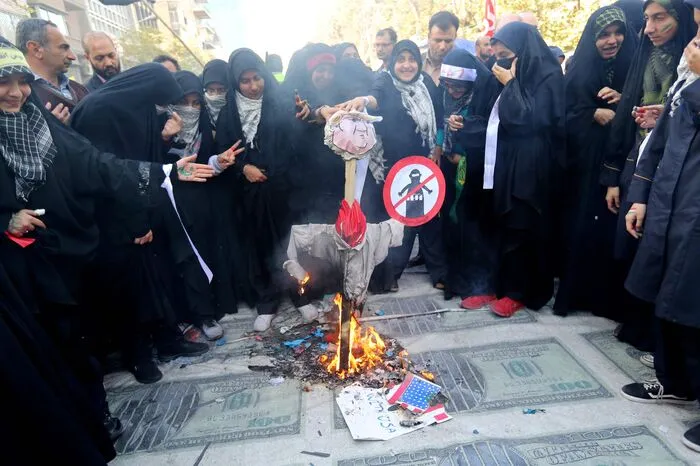 Am Samstag hatte der oberste Führer, Ayatollah Ali Khamenei, erklärt, die USA hätten ihr Ziel nicht erreicht, den Iran wieder zu dominieren wie vor der Revolution 1979. Vielmehr sei Amerika in den vergangenen 40 Jahren von der Islamischen Republik besiegt worden.