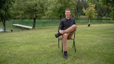 Is noch still uman See – Raphael Pleschounig am Sonnegger See. 