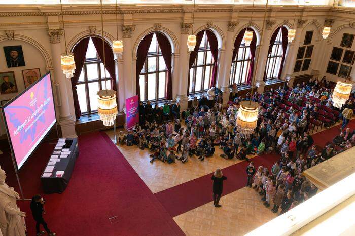 Großer Festakt in der Aula der Uni Graz: Über 400 Kinder holten sich ihre Urkunde der "KinderKunstHochschule Steiermark" ab