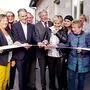Vereinsobfrau Gerda Madl-Kren (rechts) konnte bei der Eröffnung des Kunstbahnhofes zahlreiche Gäste begrüßen
