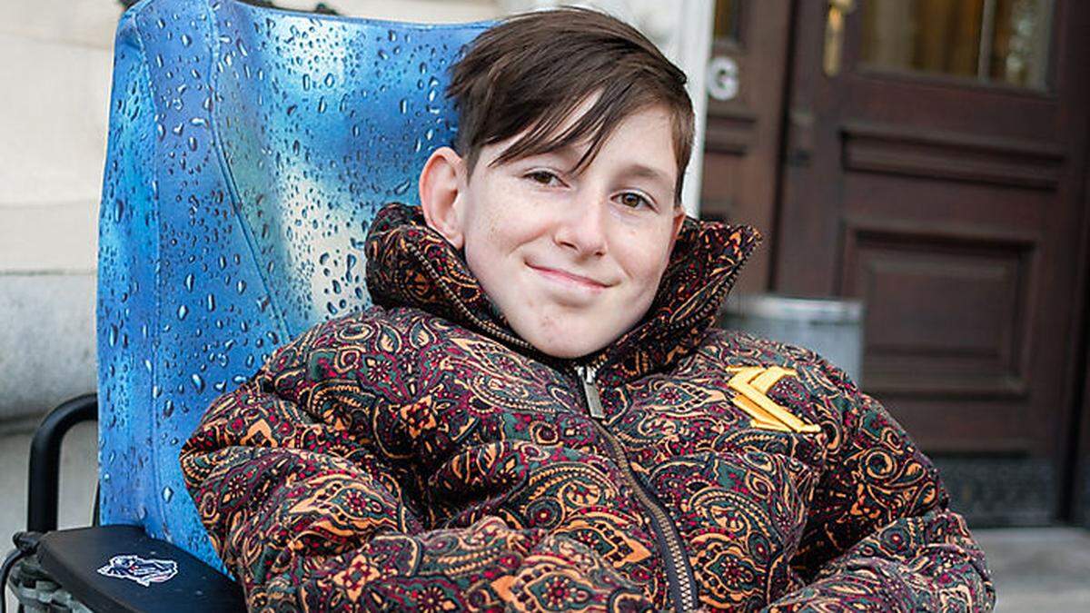 Der 15-jährige Georg Polic wartet auf die weitere Behandlung