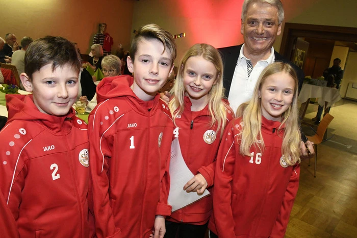 Adam Unterrieder ist auch Präsident des SV Rothenthurn, der Kickernachwuchs gratulierte da natürlich gerne. Er verzichtete auf Geburtstagsgeschenke und bat um Spenden für den Kicker-Nachwuchs.