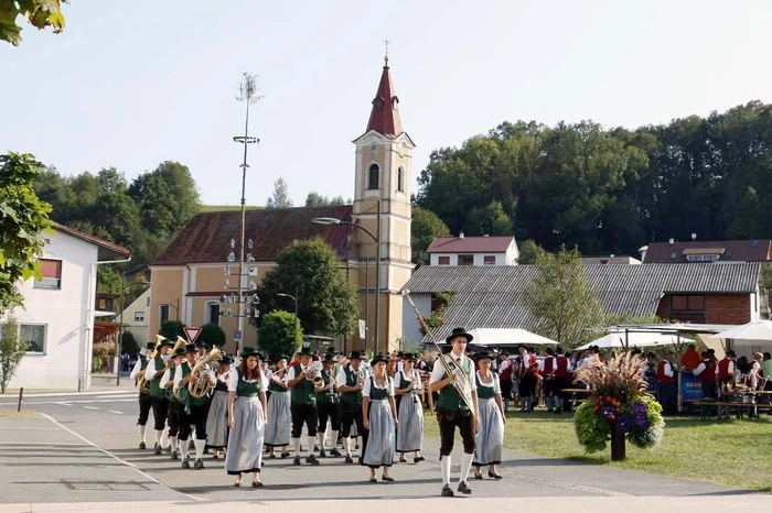 ...marschierten beim diesjährigen Bezirksmusikertreffen in Loipersdorf instrumental groß auf.