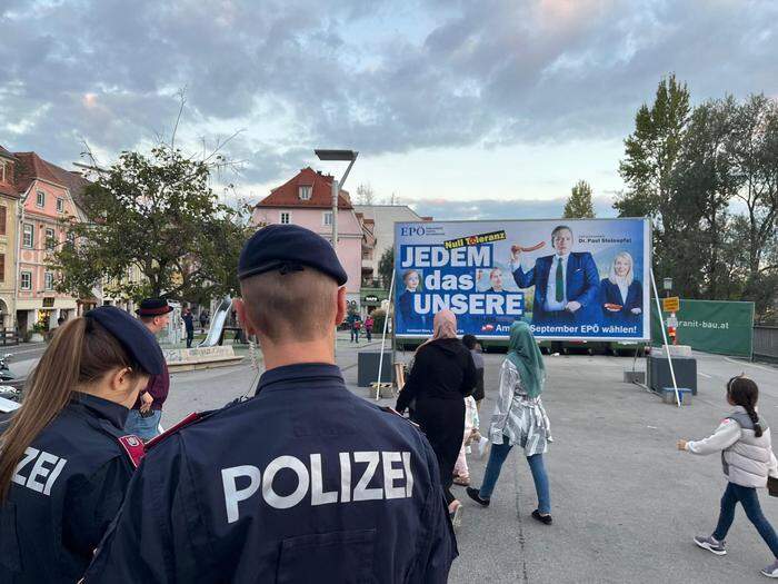 Das Plakat steht in der Grazer Innenstadt