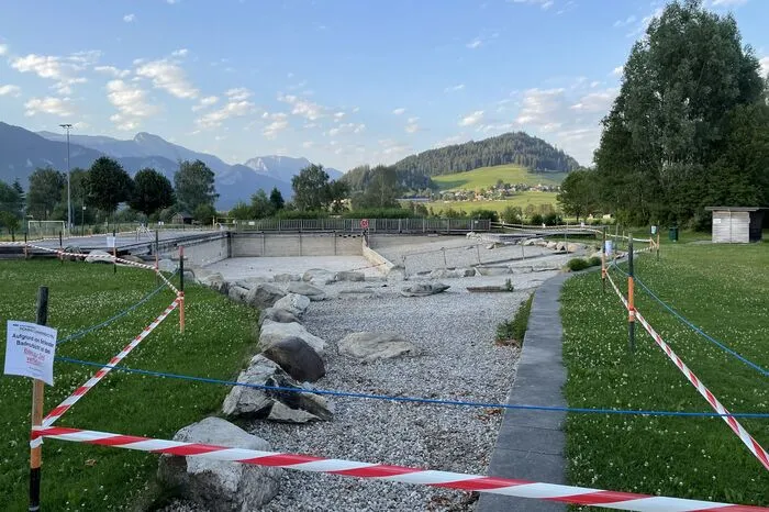 Der Badeteich in Irdning ist derzeit völlig leer