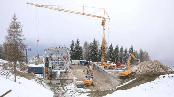 Seit 8. April ist der Abbau der alten 6er-Gondelbahn auf der Planai im Gange. Aktueller Haupt-Schauplatz der Seilbahn-Großbaustelle ist die Mittelstation.