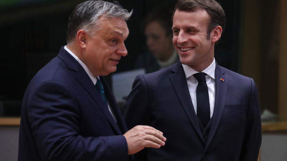 Viktor Orbán und Emmanuel Macron schränken beide stark die Grundrechte ein und Brüssel findet nichts daran