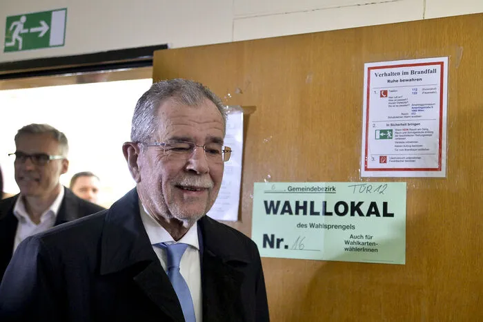Der Grüne Bundespräsidentschaftskandidat Alexander Van der Bellen hat am Sonntag pünktlich um 11 Uhr im Amerling-Gymnasium in Wien-Mariahilf seine Stimme abgegeben.