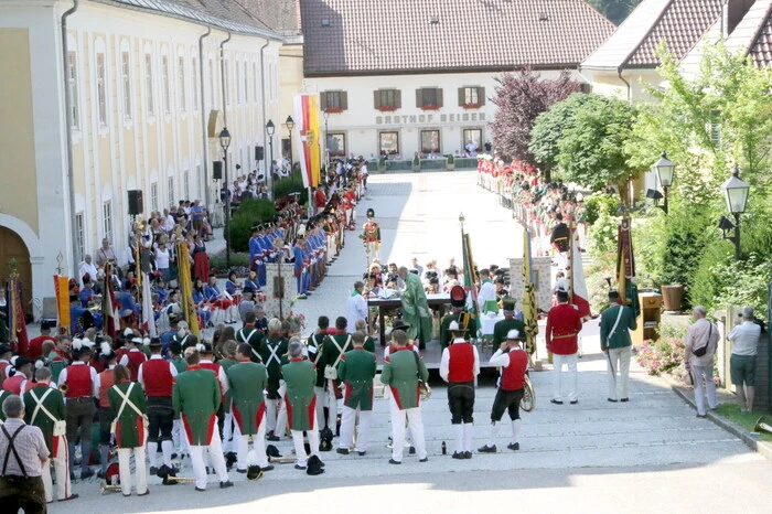 Übrigens: Zehn Bürger- und Schützengarden des Landes Kärnten und aus der angrenzenden Steiermark waren anlässlich des 67. Landestreffens der Bürger- und Schützengarden aufmarschiert, um bei den Feierlichkeiten dabei zu sein. 