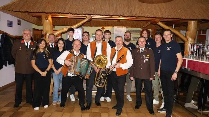 Zu den wichtigen Unterhaltungsveranstaltungen in Gossendorf gehört der traditionelle Feuerwehrball, der von Kommandant Bernhard Gingl eröffnet wurde