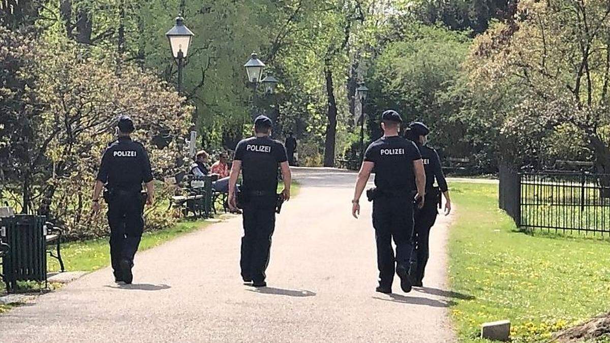 Die Polizei ist auch am Ostermontag - mit Sicherheitsabstand - unterwegs. Hier im Bild im Grazer Stadtpark