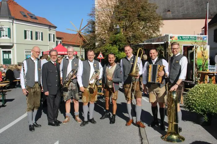 Bürgermeister Engelbert Huber hieß die Gäste, darunter Landesrätin Simone Schmiedtbauer, Kammerobmann Werner Pressler und Bezirksbäuerin Anita Suppanschitz, herzlich willkommen und bedankte sich bei den Weinbauern für ihre Initiative.
