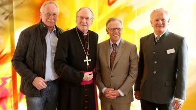 Künstler Karl Brandstätter, Bischof Alois Schwarz, Architekt Harald Omansiek, Hoteldirektor Rudolf Besiak