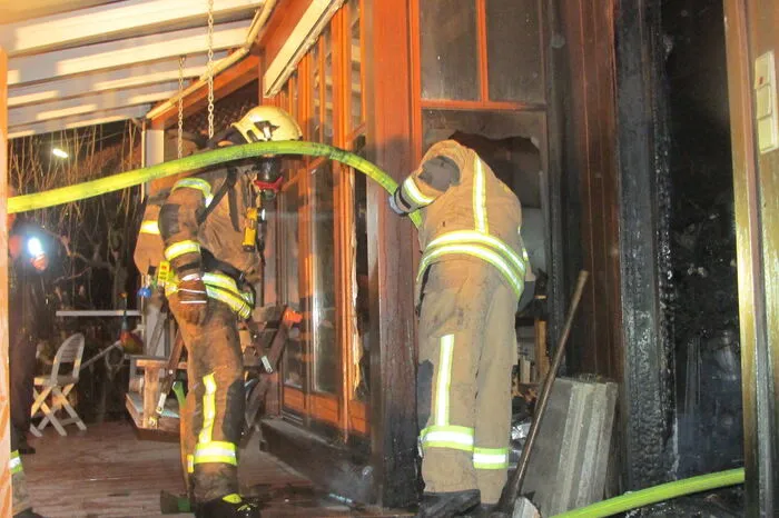 Beim Eintreffen der Einsatzkräfte stand bereits ein Raum im Erdgeschoß in Vollbrand und der mehrere hundert Grad heiße, dichte und hochgiftige Brandrauch hatte sich im großflächigen Haus über alle Stockwerke ausgebreitet.