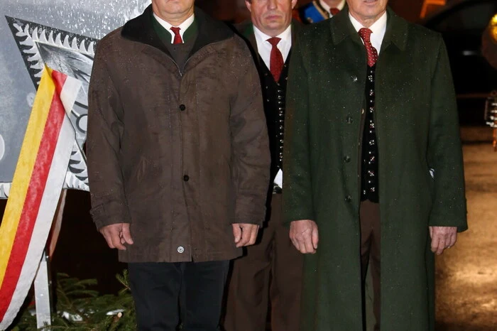 In der Herzogstadt lud Montagabend der Kärntner Abwehrkämpferbund (KAB), Ortsgruppe St. Veit, zur traditionellen Feier am Oktoberplatz. 