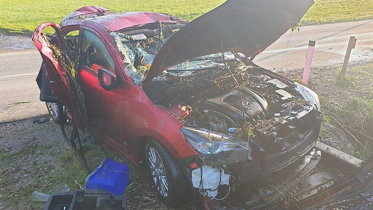 Wie nach einer Frontalkollision: Aus diesem Auto wurde Lenkerin befreit