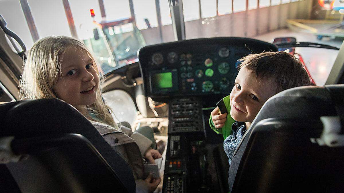 Alina und Valentin im Hubschraubercockpit