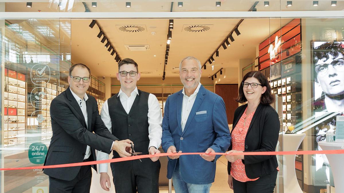  v.l.n.r.: Thomas Danner (Regionalleiter), David Schwinger (Filialleiter), Richard Oswald (Center-Manager), Nicole Gharwal (Head of Expansion&Administration) beim Durschneiden des Bandes 