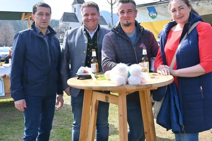 V.l.: LAbg. Rene´ Willegger, Bürgermeister Werner Egger und Marktbesucher