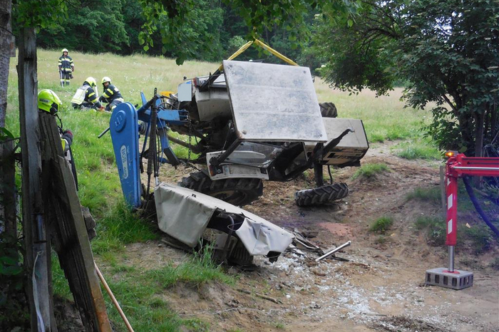 Der Traktor wurde mit dem Greifzug unter Sicherung mit dem Kran des schweren Rüstfahrzeugs wieder aufgestellt. Die ausgetretenen Betriebsmittel wurden gebunden.