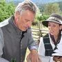 Herwig Ronacher signiert sein Buch für Claudia Rosenwirth-Fendre