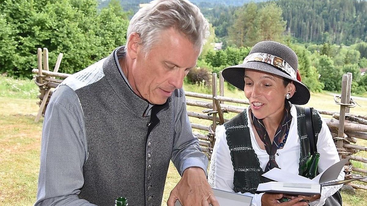 Herwig Ronacher signiert sein Buch für Claudia Rosenwirth-Fendre