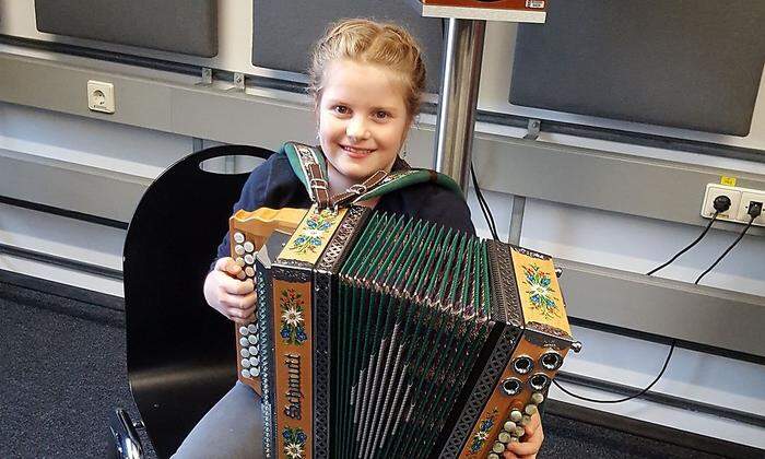 Katharina (9) wollte ihrem Harmonikalehrer im Landesstudio ein Geburtstagsständchen spielen