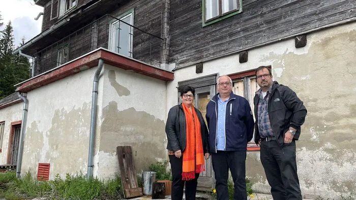 Die Besitzer Josef Koglbauer (Mitte, mit Lebensgefährtin Evelin Radinger) und Christian Lohmann des Pfaffensattelhauses