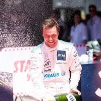Lucas Auer ließ nach dem Auftaktsieg in Portugal die Korken knallen