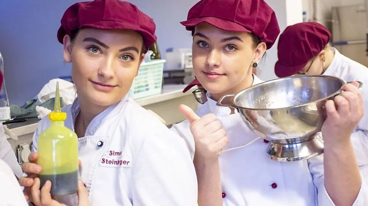 Die Schülerinnen Simone Steinberger und Lena Woltsche waren mit großem Eifer dabei