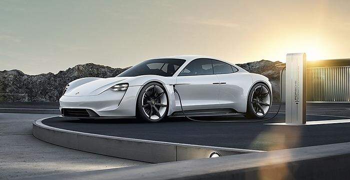 Der erste rein elektrisch betriebene Porsche geht nächstes Jahr in Serie. Jetzt hat er seinen Namen bekommen: Aus der Studie Mission E, dieser Titel steht inzwischen für die gesamte Elektro-Offensive von Porsche, wird Taycan.