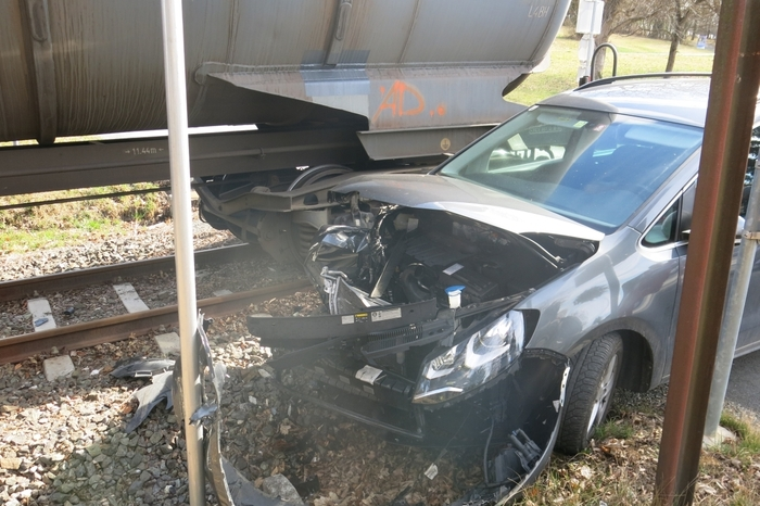 Auf dem Bahnübergang, der nicht technisch gesichert ist, stießen ein Güterzug und ein Pkw zusammen.