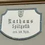 Eine Tafel, auf der das Wort Rathaus in altmodischer Schrift steht | Eine alte Beschriftung vom Rathaus